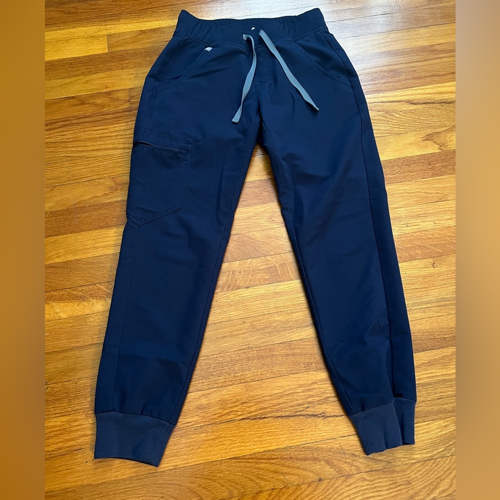 Figs Zamora joggers scrub pants in navy blue. Size XXS Petite.